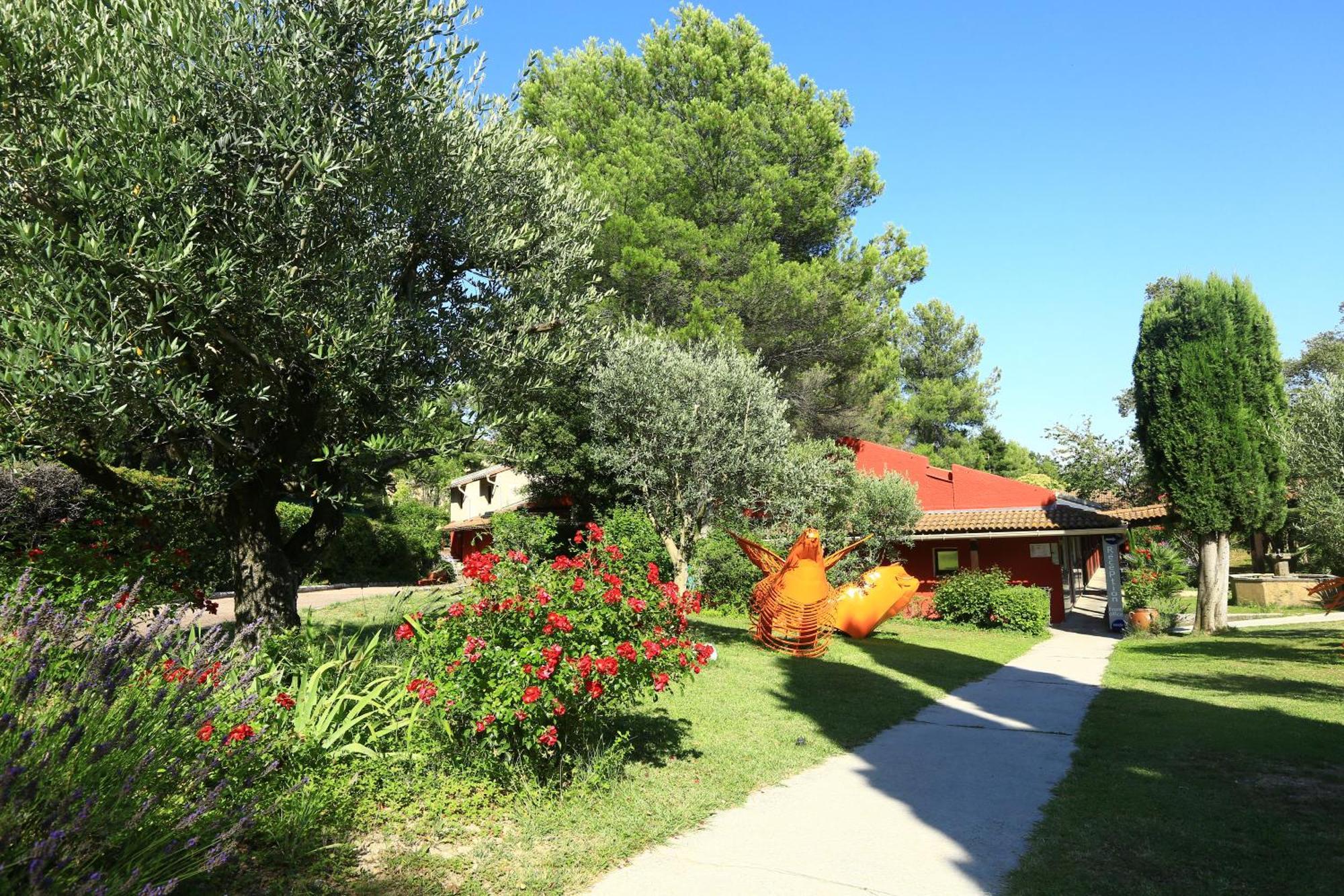 Kyriad Aix-En-Provence Mas Des Oliviers Bagian luar foto